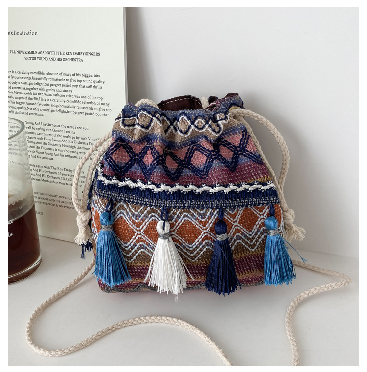 The 2022 new trendy and fashionable fringed bucket bag, a single-shoulder personalized crossbody bag with ethnic style undefined