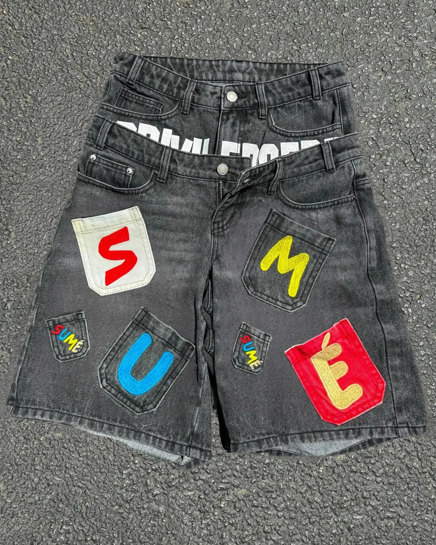 Pantalones cortos de mezclilla con costuras de letras de hip-hop europeo y americano, verano milenario, personalidad retro, moda, dos piezas de rock gótico falso