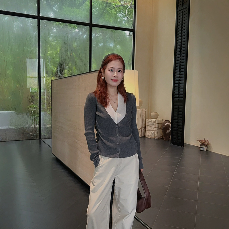 [9/5 Autumn New Arrivals] Casual and versatile knitted top with a stylish design, featuring a faux two-piece look, MZ260139