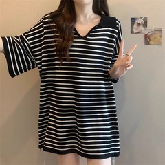 ニット素材のレディースサマーVネックストライプ半袖Tシャツ、ミドル丈でヒップカバー、着痩せ効果、ヨーロッパ風ゆったりトップス