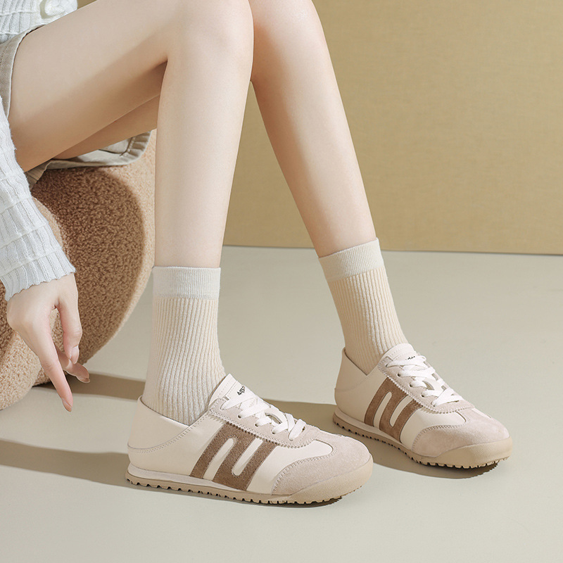 Zapatos blancos con suela plana para mujeres, verano de 2025, nuevos zapatos de suela gruesa para pisar dos zapatos casuales.