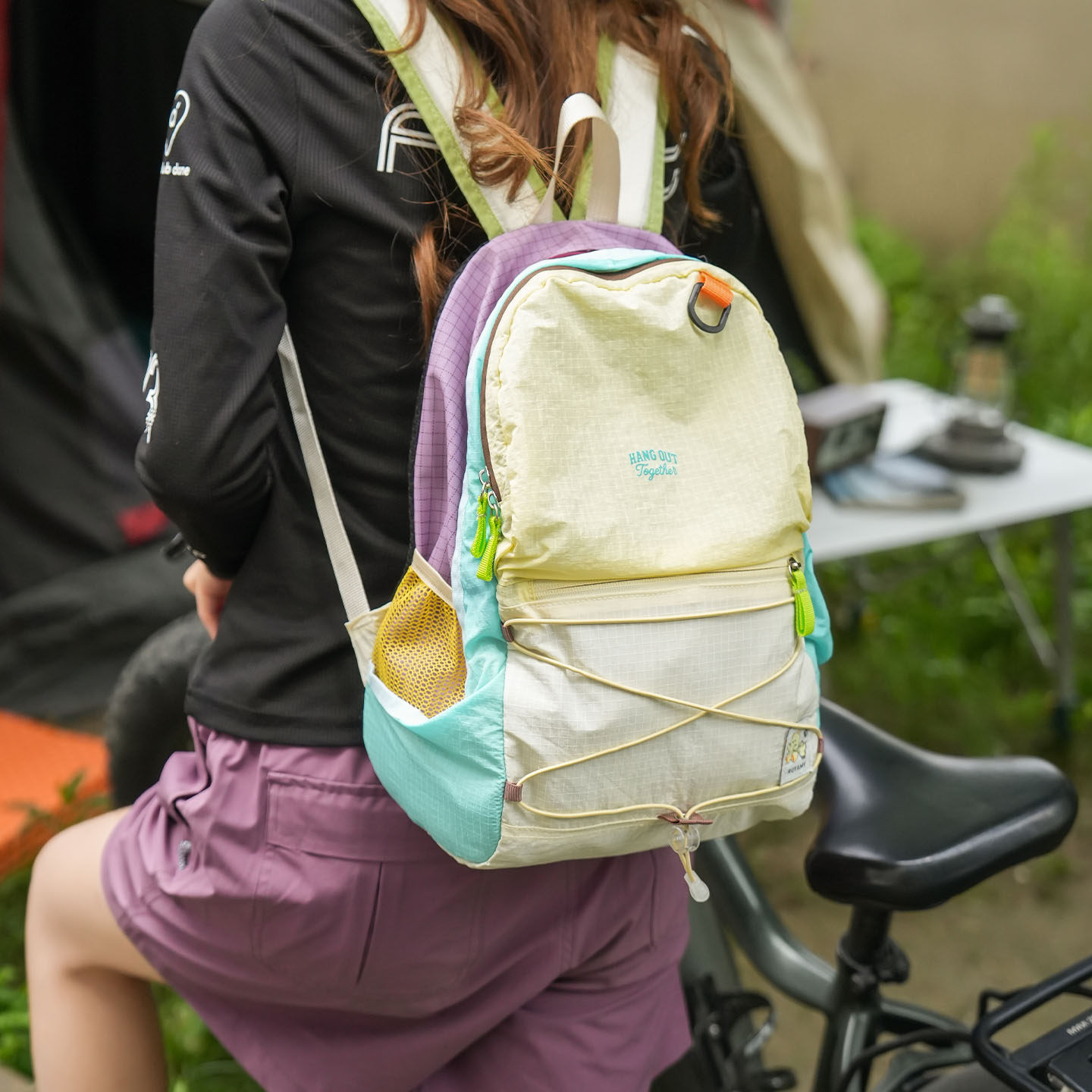 Hombres nuevos viajes de estilo de viento color de choque 2026 mochila ligera, bolso de montaña de gran capacidad, bolsillo al aire libre más ocio