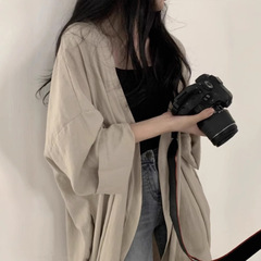 日本のラミー麻の薄い日焼け止め服の女性のタイプの夏の中で長いタイプの垂れ下がった感じのシャツのオーバーはゆったりしています。