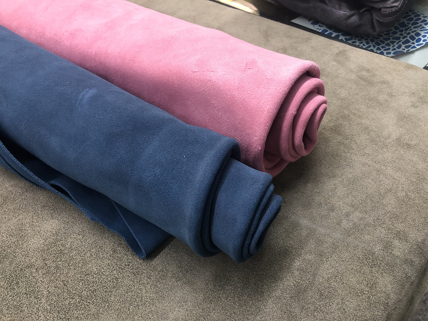 彩色二层牛皮革磨砂牛反绒真皮翻毛皮面料服装鞋面反毛皮料现货-阿里巴巴