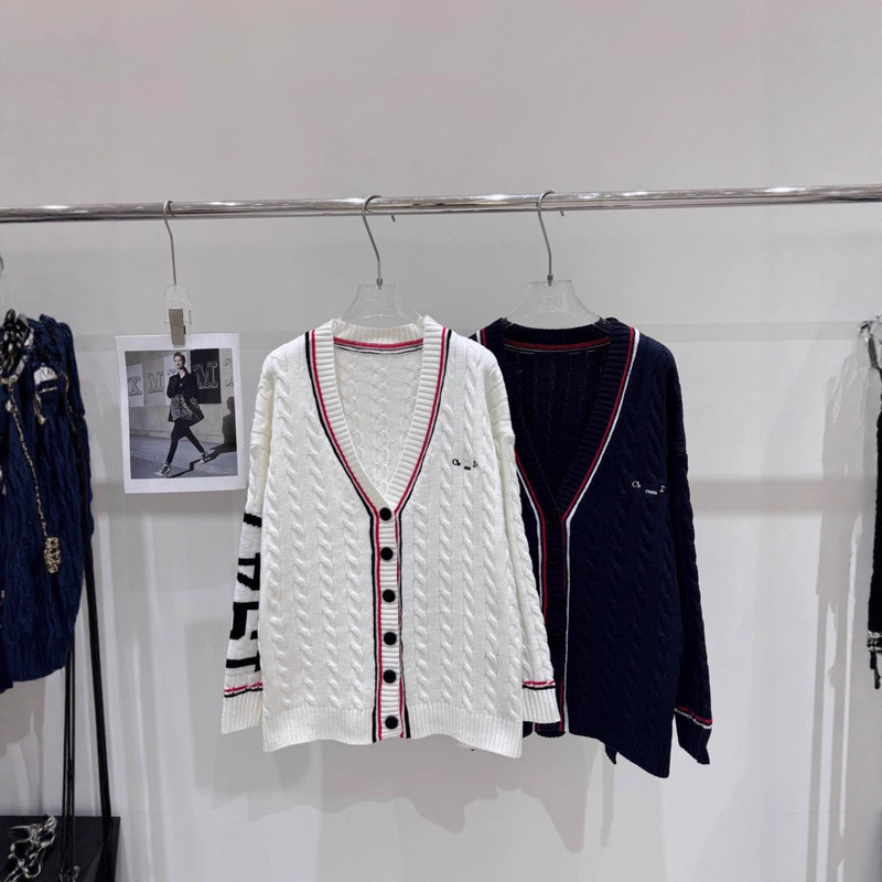 Autumn 2025 New Dijia Tennis Sports Series Letter Twist Knit Long Sleeve V-Neck Cardigan Autumn 2025 New Dijia Tennis Sports Series Letter Twist Knit Long Sleeve V-Neck Cardigan