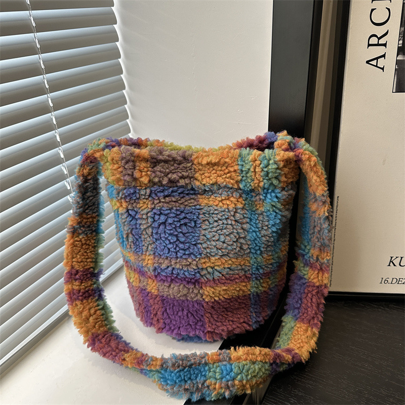 La versión coreana de otoño y invierno del nuevo material de lana de gran capacidad de la bolsa de mujer de viaje de viento perezoso de un solo hombro inclinado de la moda