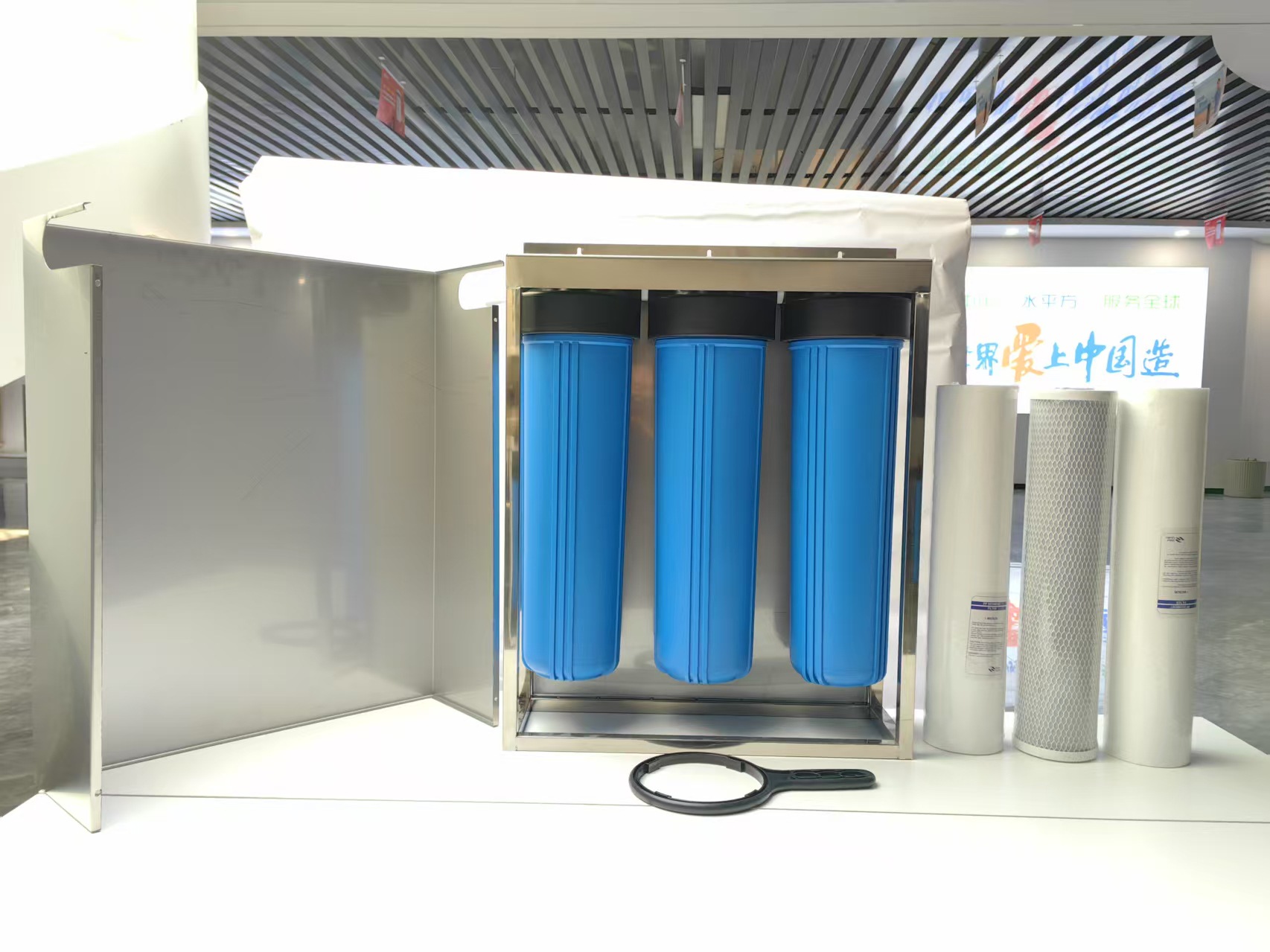 Prefiltro gordo grande de 20 pulgadas, agua del grifo de la cocina de tres niveles, purificador de agua para toda la casa, botella azul transparente, estante de gran flujo