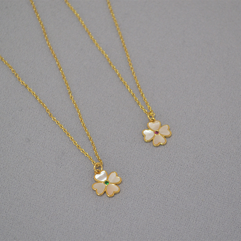 Collana in stile francese con quadrifoglio in perle d'acqua dolce intarsiate con ciondolo in madreperla colorata e catena per clavicola_voghion.com