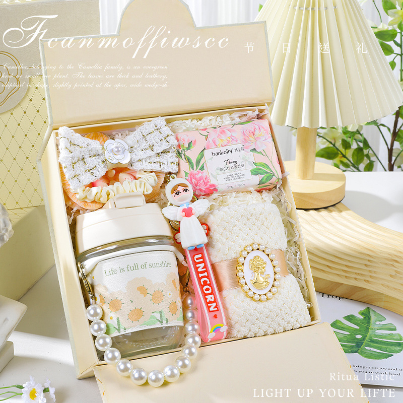 Souvenirs for Female Bridesmaids, Wedding Brides, Practical High-End Niche Wedding Supplies for Besties and Sisters, Cups and Towels