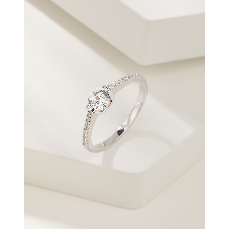 Anillo de diamante de zircón de 50 puntos de plata esterlina 925 ligero nicho de lujo pareja de alto nivel propuesta de matrimonio anillo de diamante simulado