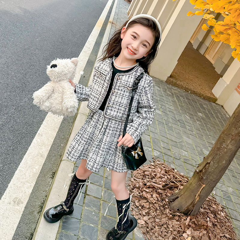 Conjunto de dos piezas para niñas vestido con hilo brillante, estilo pequeño y elegante – moda primavera-otoño 2024.