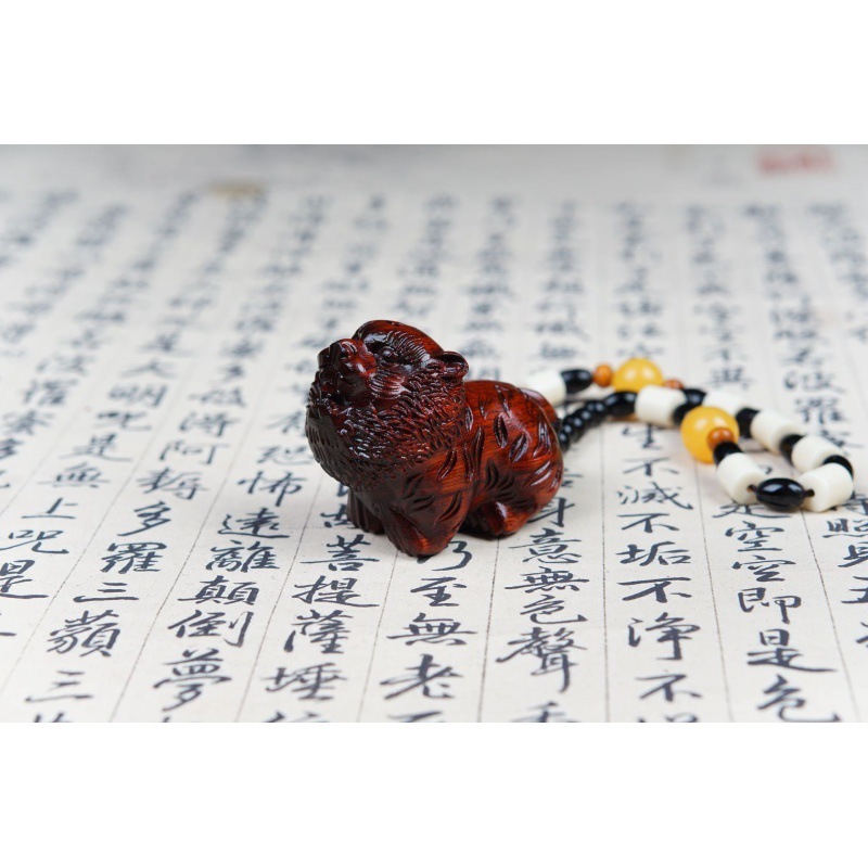 紫檀木の彫刻は壺の福袋を手にして、手にします。|undefined
