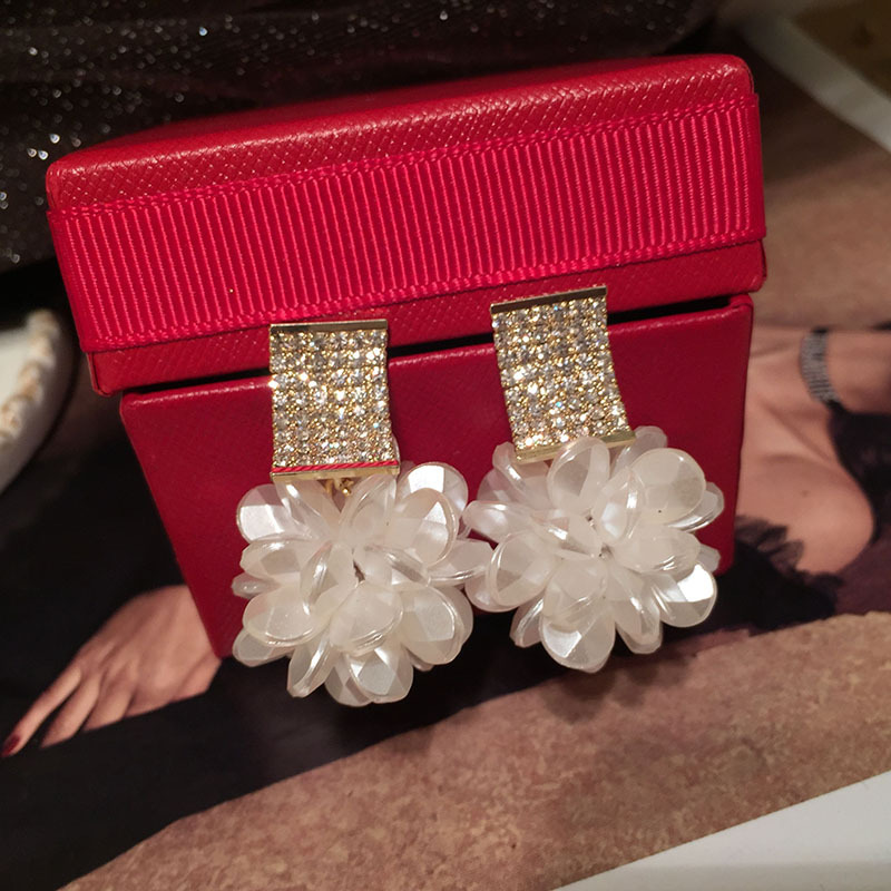 Fashion Diamond Resin White Flower Earrings display picture 2