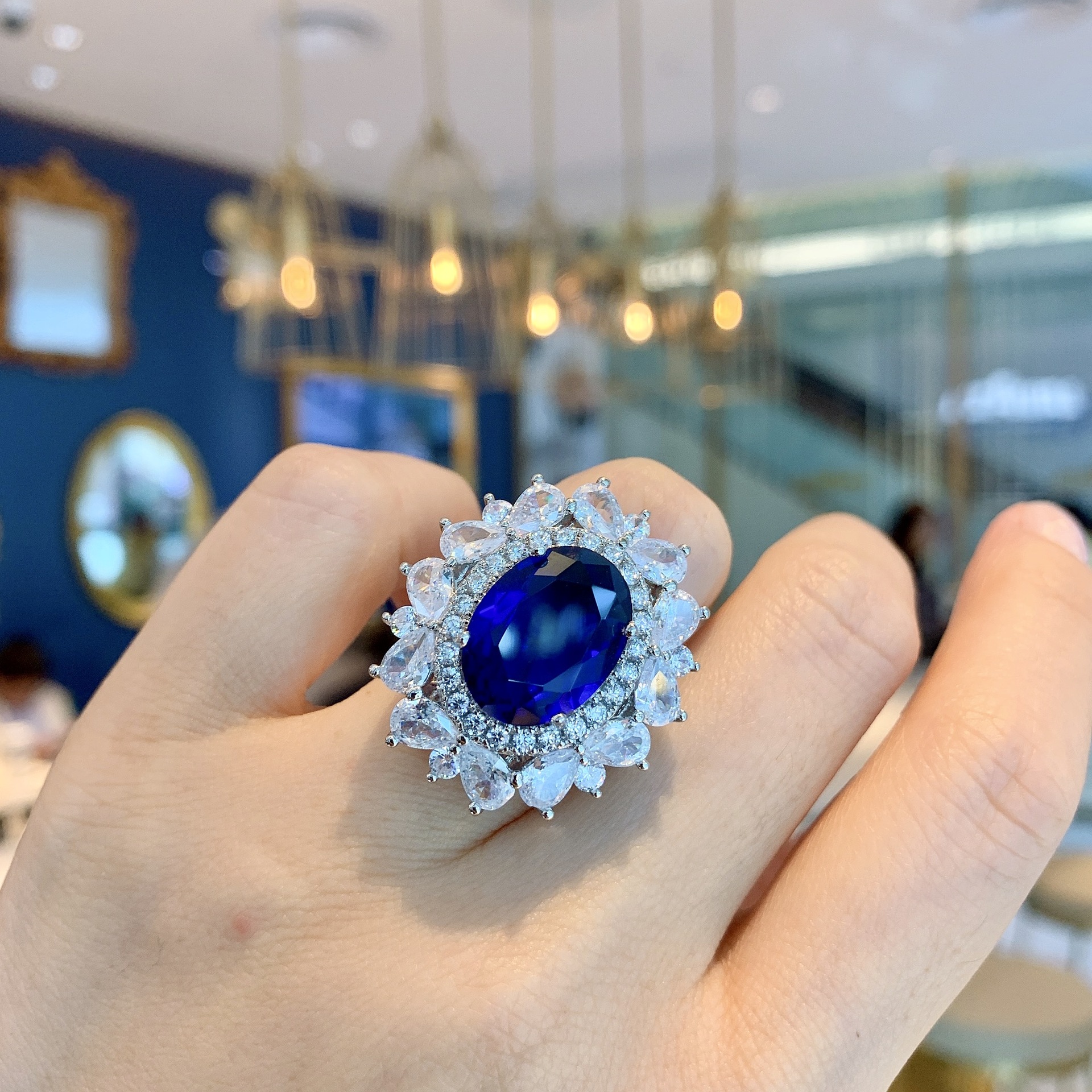 Joyas de Zhuang Shengsheng Anillo colgante de cristal puntiagudo azul de simulación de estilo retro europeo y americano 12*16 pendientes 8*12