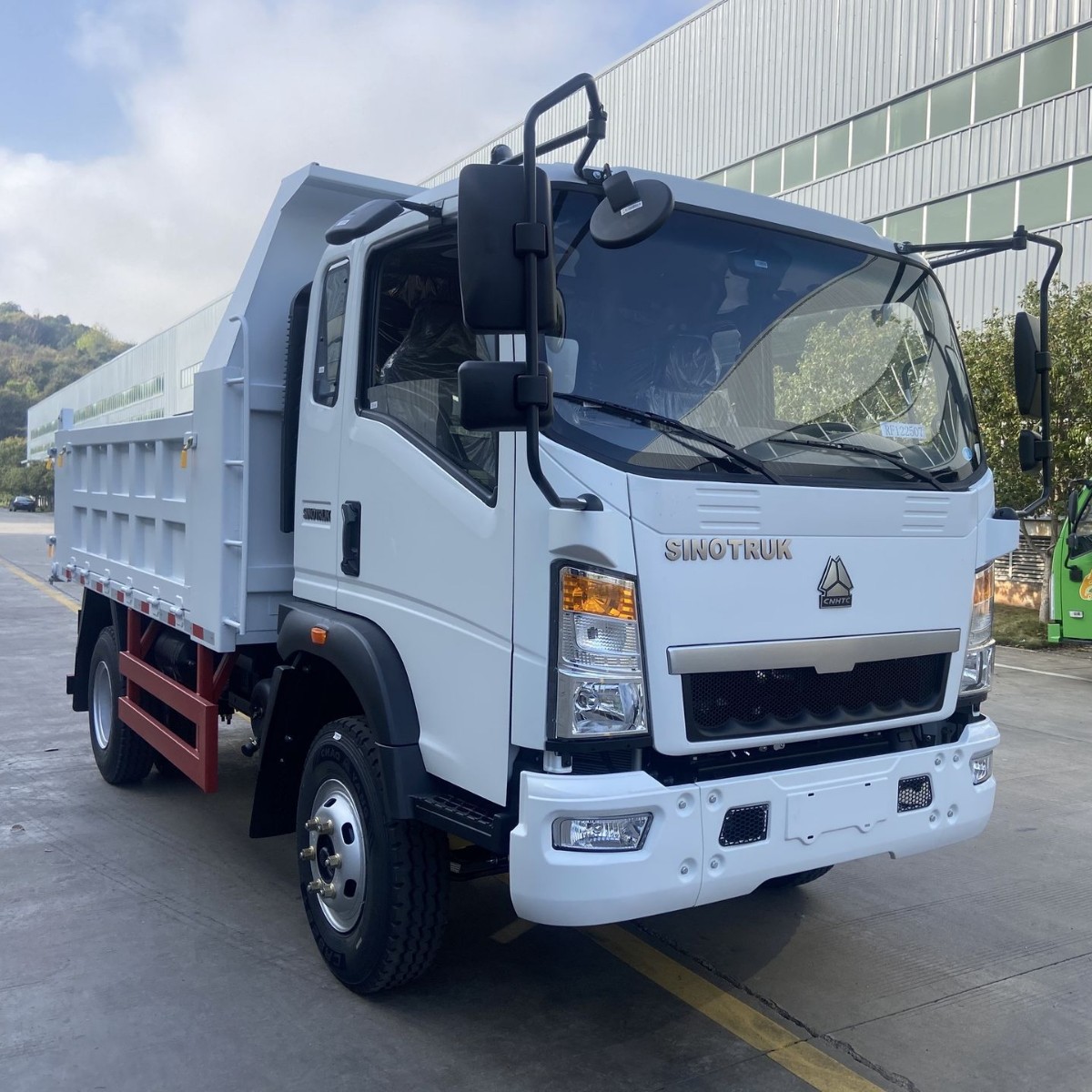 Export of HOWO 4x2 dump trucks for short-distance cargo transportation of soil, gravel, and stones; used HOWO 4x2 dump trucks