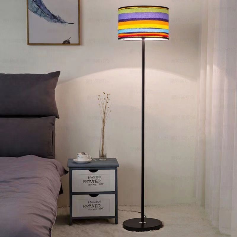 Luz de piso nórdica personalidad creativa minimalista moderna dormitorio cabecera sala de estar al lado del sofá LED vertical lámpara de escritorio transfronteriza