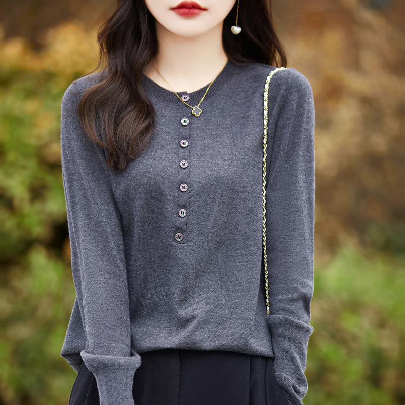 Knitted long-sleeve with a round collar