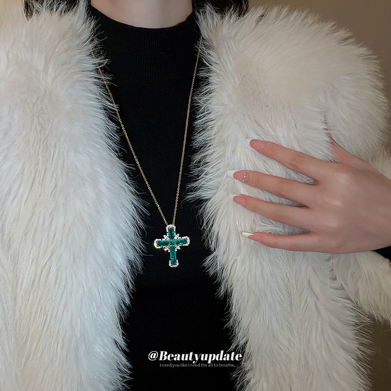 Nuevo producto verde diamante cruz colgante collar personalidad temperamento cadena de clavícula diseño de moda de nicho sentido cadena de suéter joyería