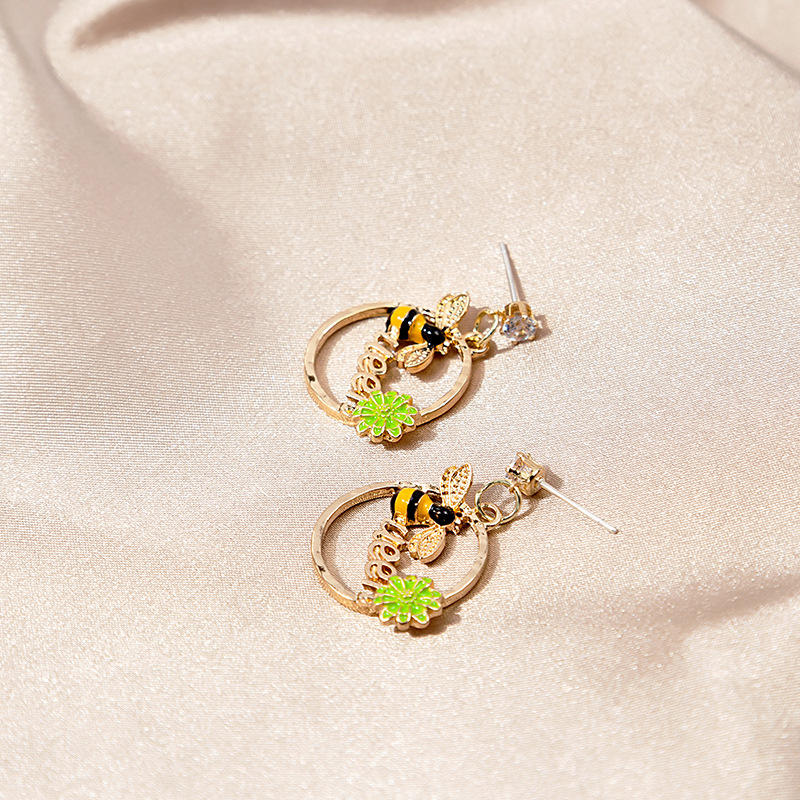 Boucles D&#39;oreilles En Alliage D&#39;animaux Longs Et Doux Avec Des Fleurs D&#39;abeille Créatives À La Mode display picture 4