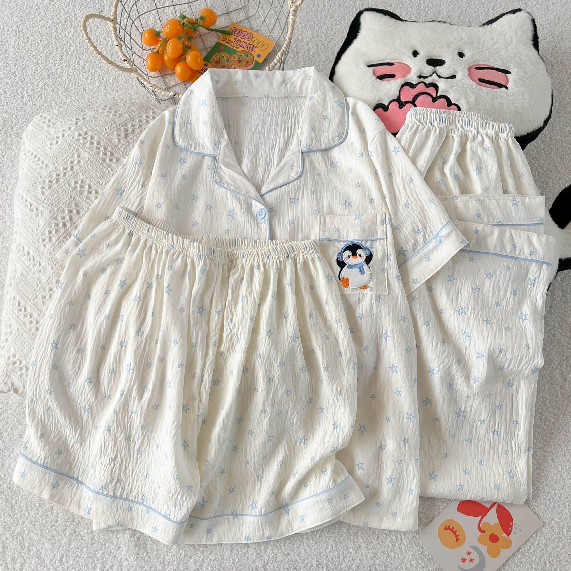 Al por mayor transfronterizo nuevo pijama de mujer tres piezas cardigan con solapa mangas cortas pantalones cortos KT gato dibujos animados cubierta de ropa doméstica