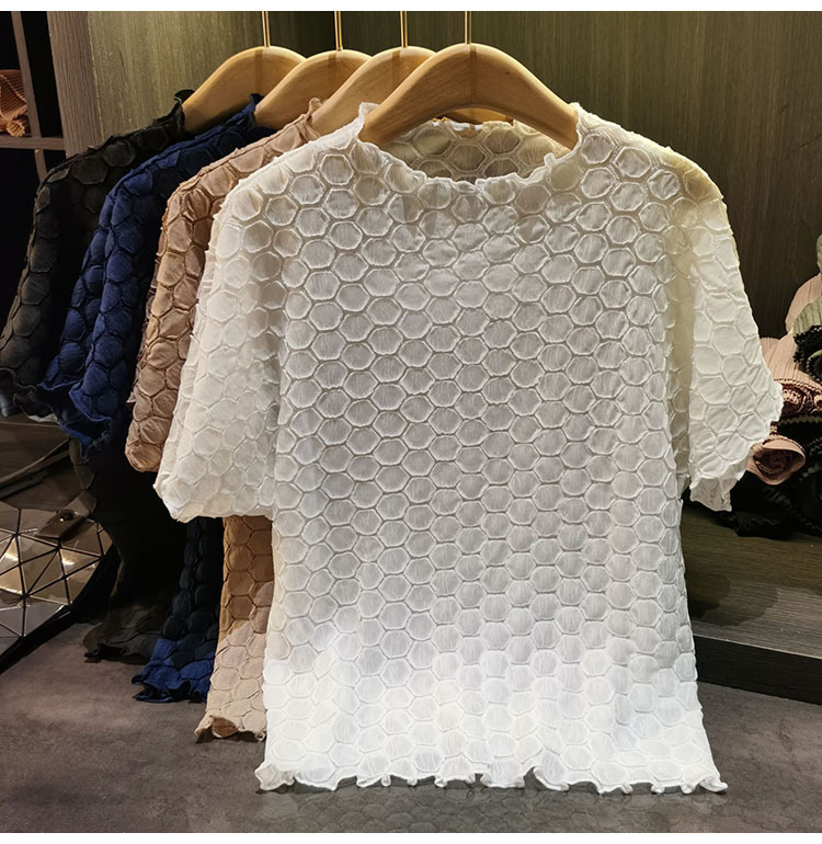 Áo thun nữ tay ngắn cổ tròn chất liệu cotton phối họa tiết ép hoa nhăn — màu đen, xanh lam, màu trắng, màu kaki chi tiết 3