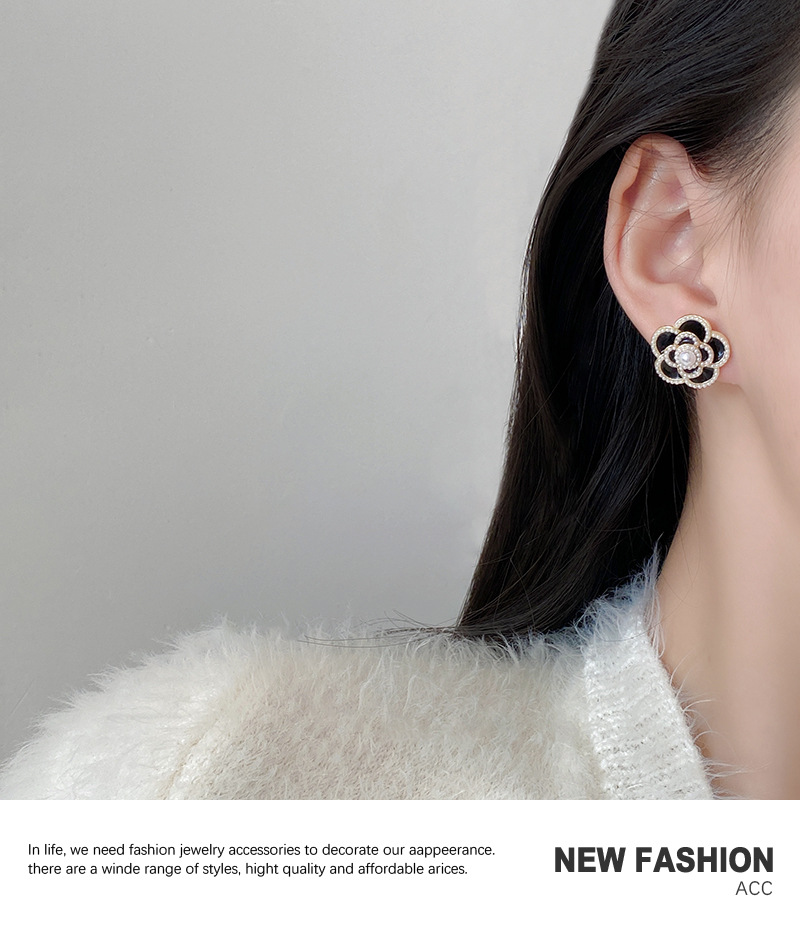 Einfache Mode Perlenblume Ohrringe Weibliche Nische Persönlichkeit Trend Legierung Ohrringe display picture 8
