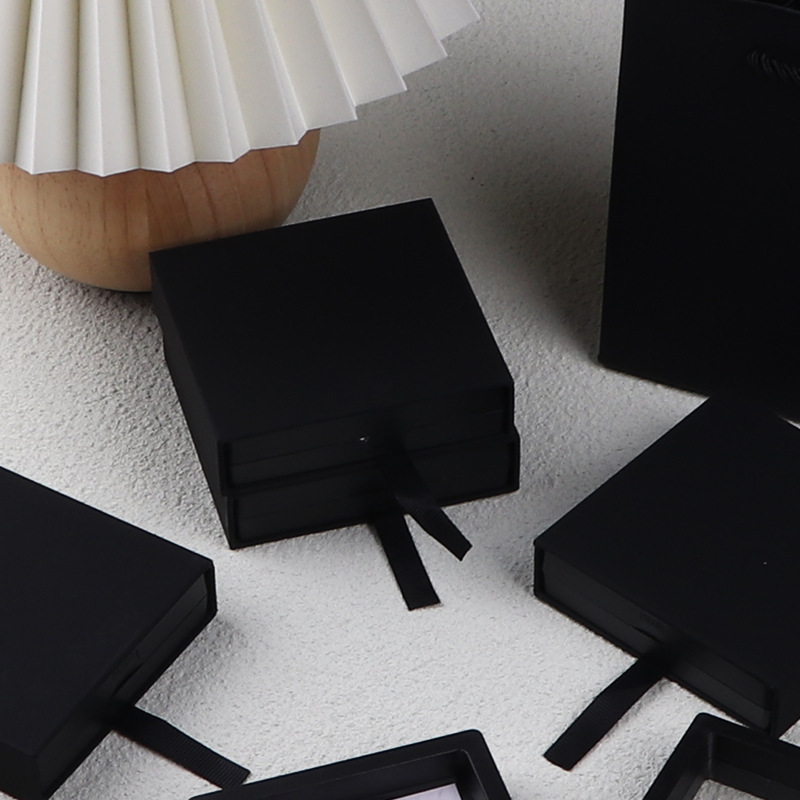 黒の木目のフルサイズの懸濁箱セットの現物は装飾品のpeフィルムのアクセサリーを決めて指輪の箱を収納することができます。|undefined