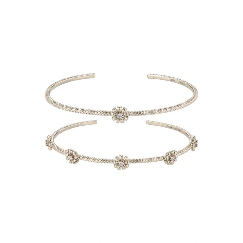 Three Horizontal Jewelry's Same Style "Garden" Titanium Gold Daisy Braided Bracelet with a Vintage Design, Suitable for Everyday Wear Three Horizontal Jewelry's Same Style "Garden" Titanium Gold Daisy Braided Bracelet with a Vintage Design, Suitable for Everyday Wear