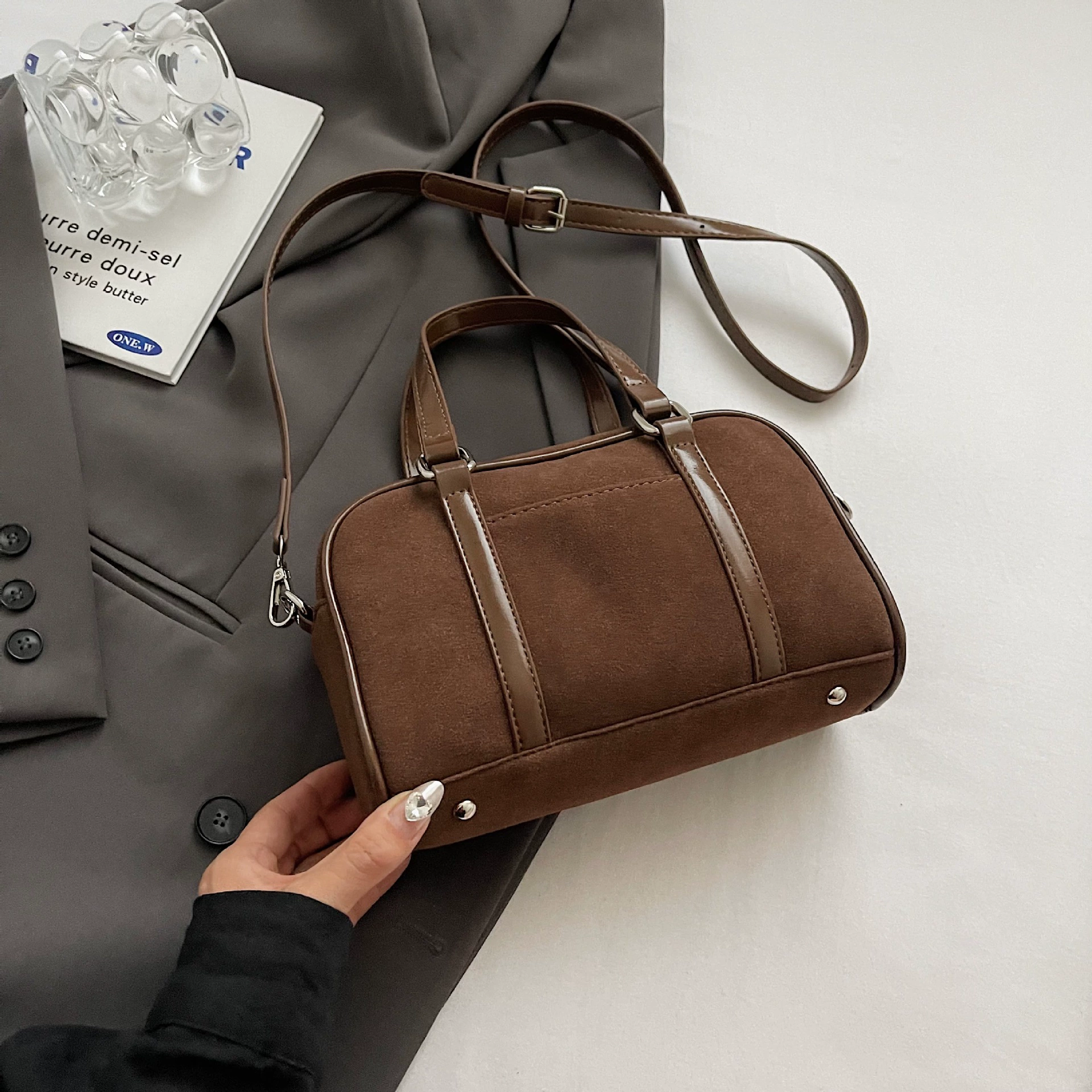 Capacious retro one-shoulder bag for leisure
