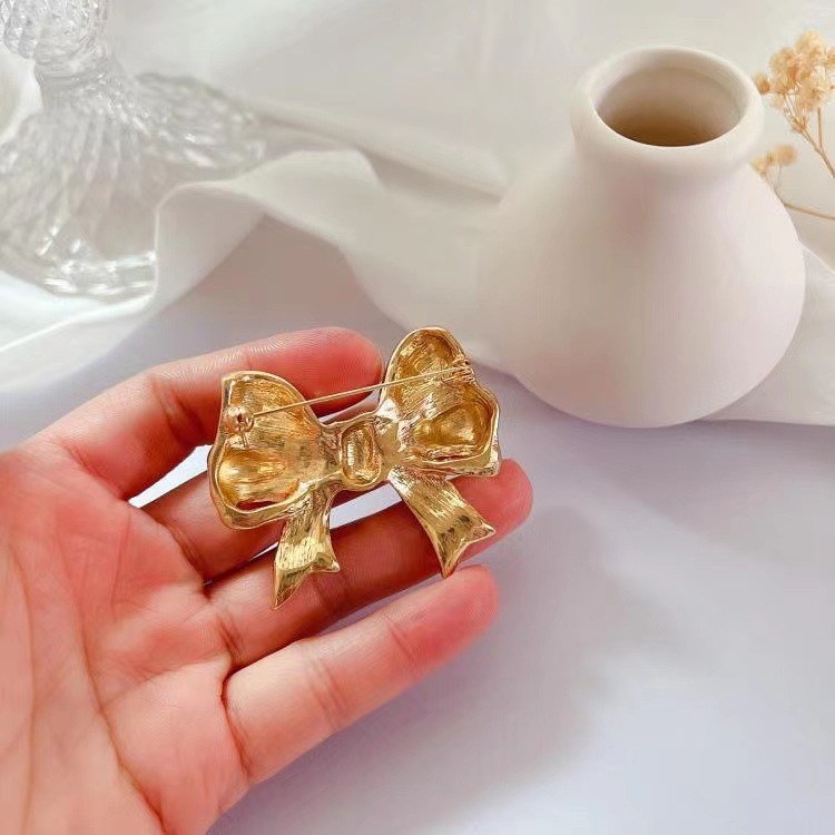 Retro Palace French Bow Brooch for Women, Fashionable Small Fragrance Enamel Corsage Brooch, Wholesale in Stock
