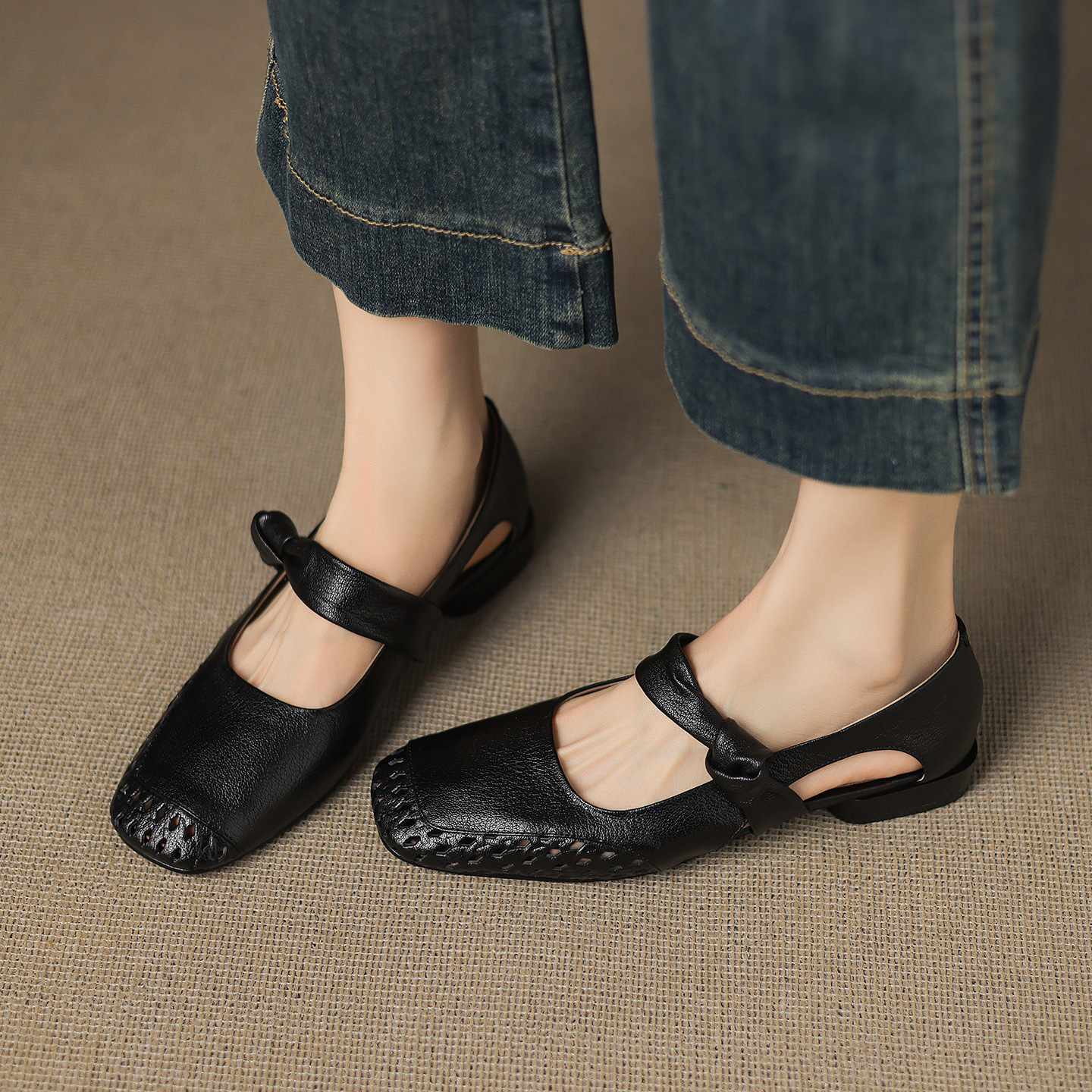 Sandal nữ mũi nhọn da dê đục lỗ gót thấp 2 cm, miệng nông hở mũi — đen