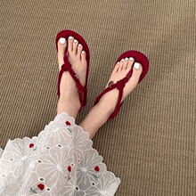 韩系红色简约人字拖鞋沙滩女夏2026年新款配裙子露趾平底夹趾凉鞋