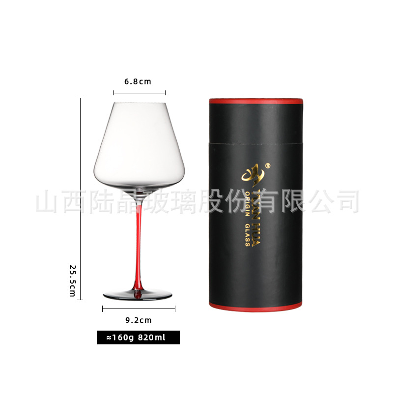 Una copa de vino de fondo rojo y negro