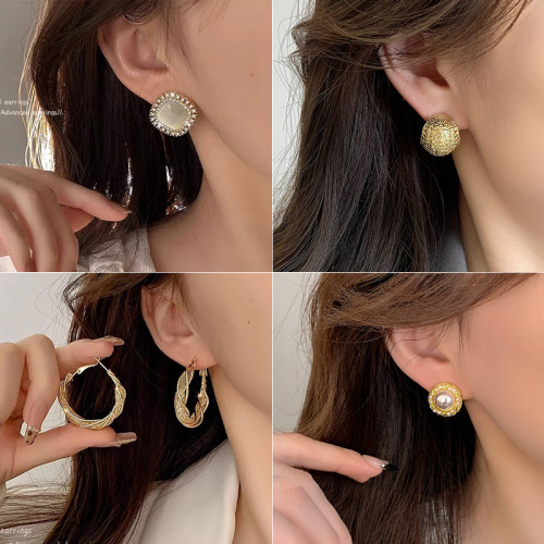 Silver Needle Autumn and Winter Retro Hong Kong Style Earrings Female Internet Celebrities High-end Earrings Golden Versatile New Earrings Wholesale