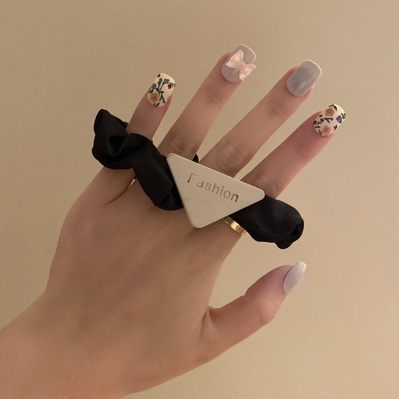 Corea del Sur triángulo letra intestino grueso banda de pelo verano simple lazo pelo negro banda de goma Cola de caballo cabeza de bola aleación accesorios para el cabello