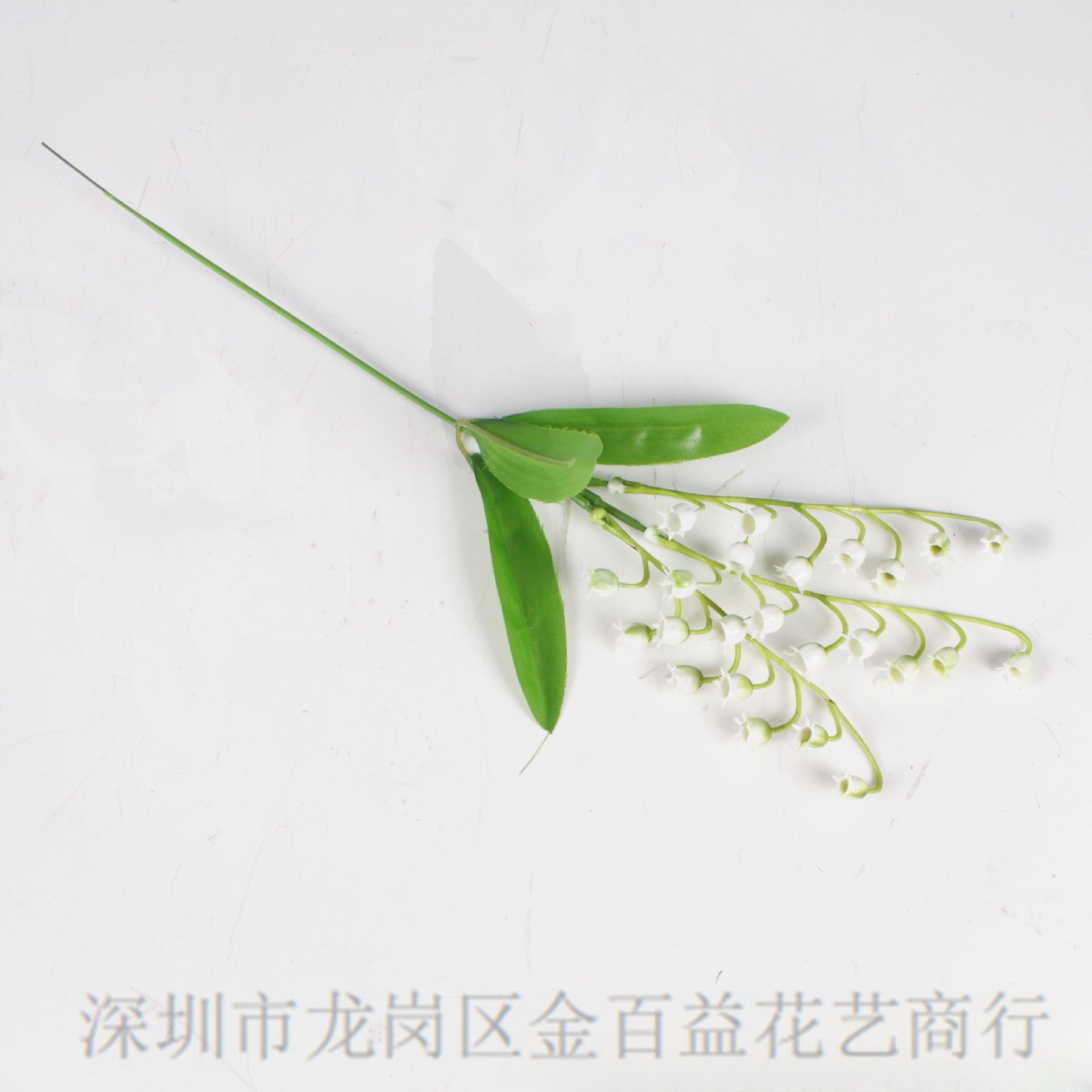 El viento del interior sostiene un ramo de lirio de los valles, flores artificiales frescas, flores de plástico blancas, mesa de comedor, flores falsas, flores decorativas, flores