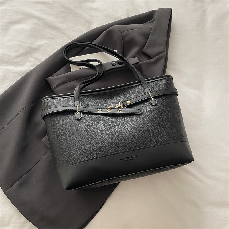 Bolsa de mano casual de gran capacidad para mujeres 2026 primavera nueva bolsa de hombro simple de color para trabajar bolsa de brazo