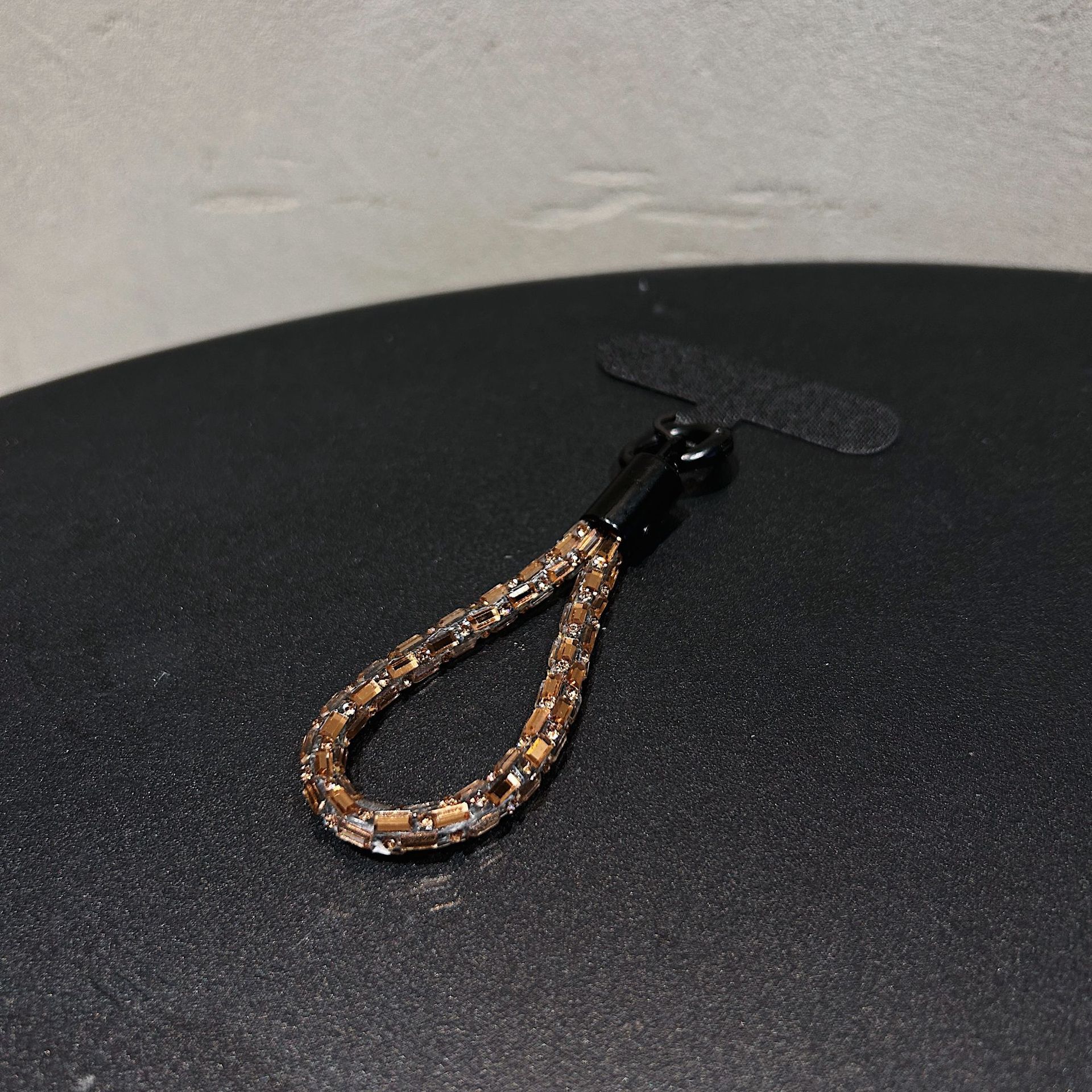 Colgante de diamante de alta sensación colorido perlas de diamante flash clip de teléfono móvil hebilla de metal resistente a la caída colgante de cadena corta resistente a la pérdida de cuello