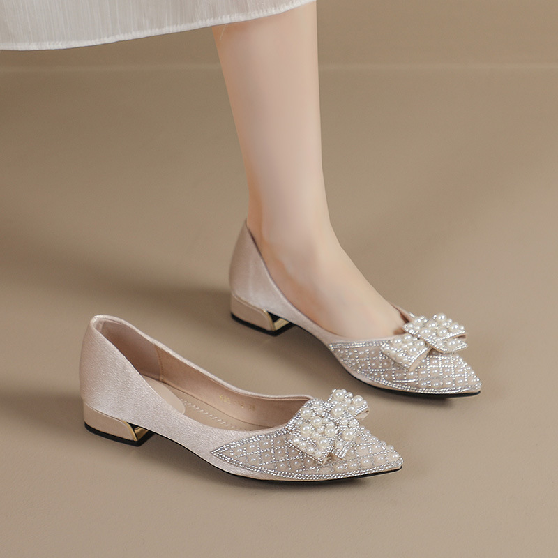 Red red punta zapatos de mujer 2024 nueva primavera y verano estilo francés poco profundo diamante de agua con suela suave tacones gruesos zapatos de mujer