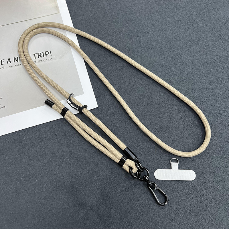 日系8mm携帯電話のストラップは、携帯ケースのストラップに斜めにまたがっています。|undefined