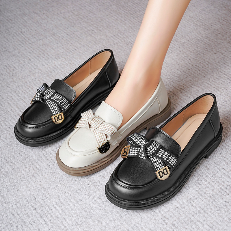 Leather fashionable loafers with bow