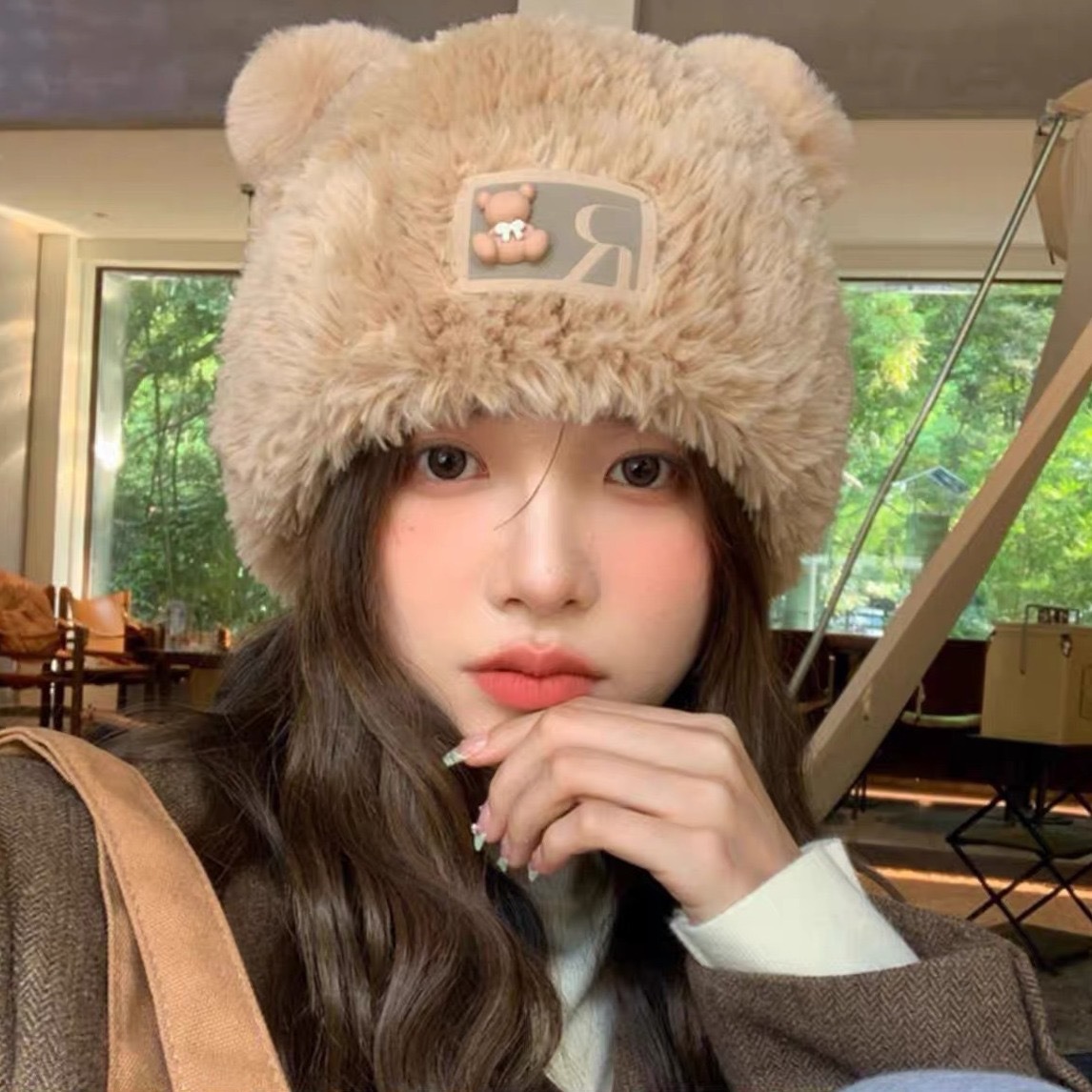 Winter schattige kleine beer kinderen dikke warme oorbescherming, harige gebreide muts, grote hoofdomtrek, gezicht_voghion.com