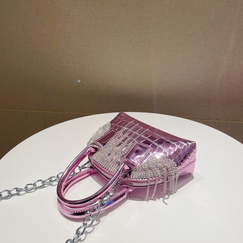 Borsa transfrontaliera femminile 2023 nuova borsa a tracolla portatile a tracolla portatile con strass fresco rosso netto coreano con catena con nappa_voghion.com