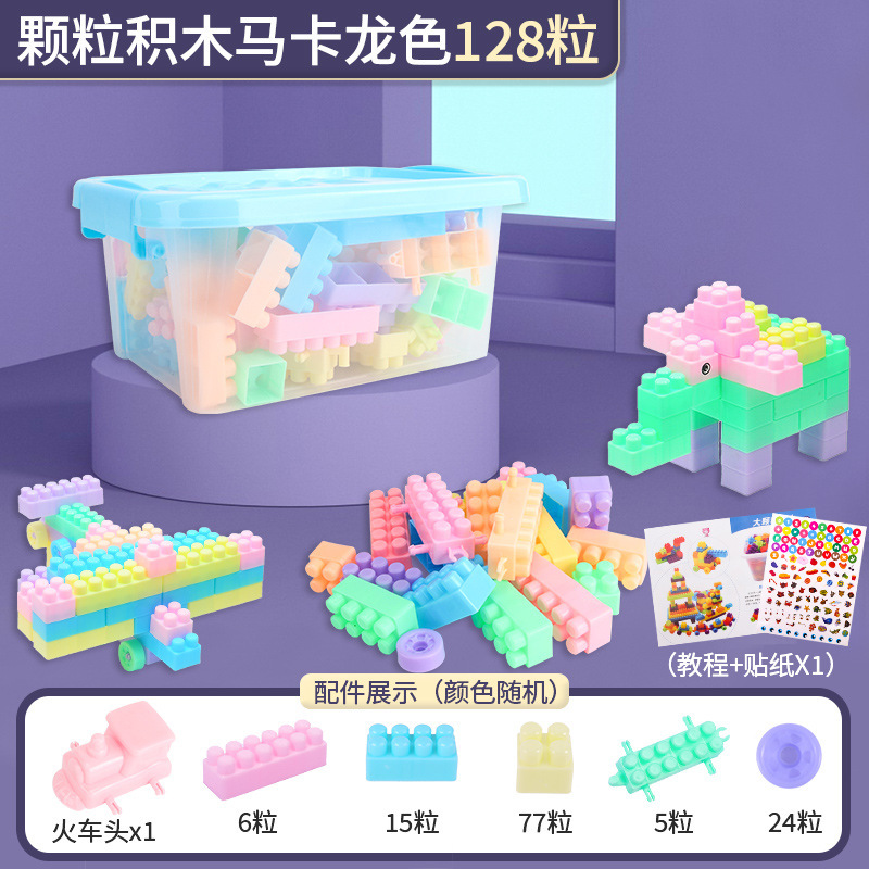 子供の積み木を組み合わせておもちゃを作ります。|undefined
