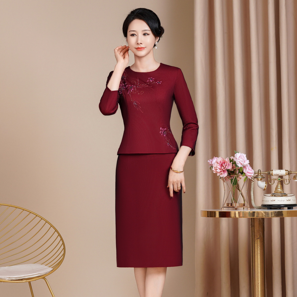 Round Neck Top, Short Skirt, Middle-Aged and Elderly Mother's Cheongsam Suit, Two-Piece Set, Improved Version of Fashionable Toast Suit for Daily Wear