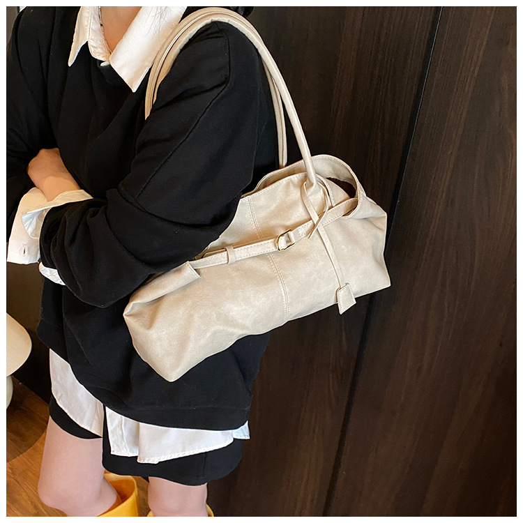The laid-back style large-capacity underarm tote bag for women in 2025, with a lock, is fashionable and versatile. It's a trendy single-shoulder bag for commuting undefined