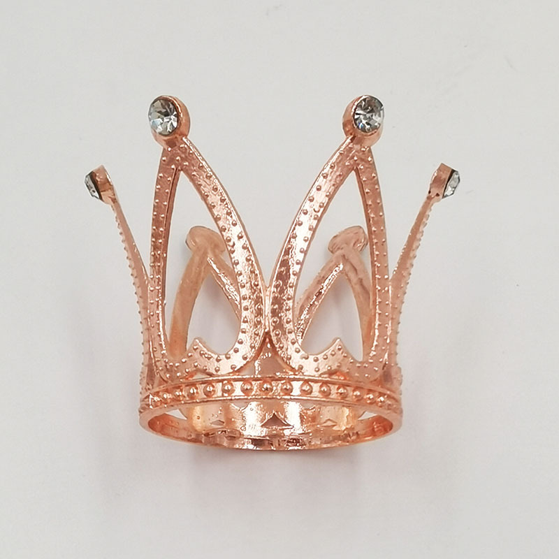 Suministro directo de fábrica pastel de cumpleaños decoración para hornear aleación de zinc para niños pequeña corona redonda mini corona decoración en stock