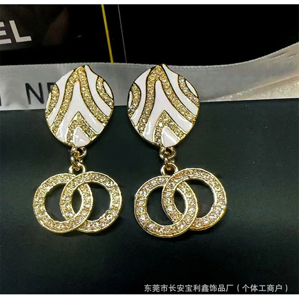 Cross-border Chanel-style brooch with a high-end, light-luxury feel, black and white enamel, rhinestones, three-dimensional petal flower brooch, wholesale from manufacturer