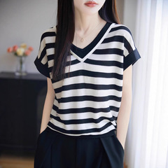 偽ツーピース半袖 Tシャツ女性のための 2025 夏の新ファッション V ネックカラーブロックテンセルセータートップ薄い