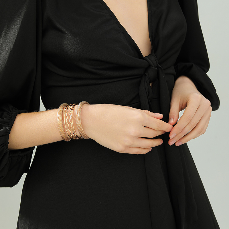 New Simple Hollow Pattern Bracelet Opening Adjustable Simple Personality Bracelet